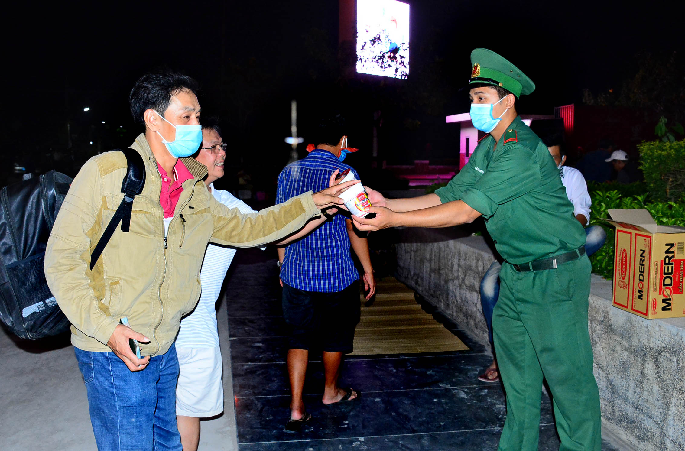 Bộ đội Biên phòng tỉnh Tây Ninh tích cực hỗ trợ công dân Việt Nam nhập cảnh trên tuyến biên giới giáp Campuchia